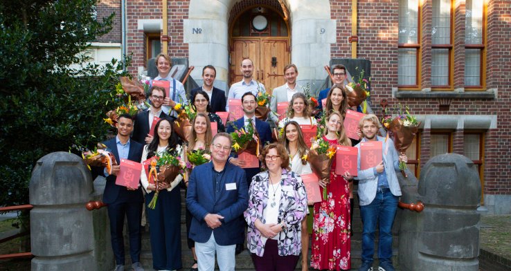 21 studenten succesvol in afronding postmaster APC (UvA)