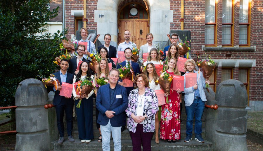 21 studenten succesvol in afronding postmaster APC (UvA)