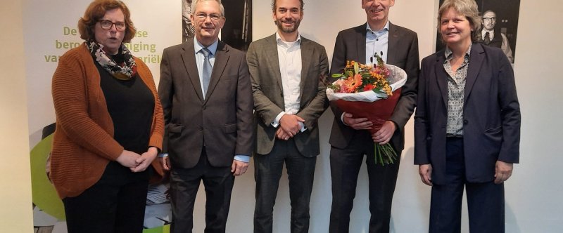 Angela van Heerwaarden, Jos Berkemeijer (beiden Commissie Nominatie), Daan Kleinloog (voorzitter AG), John Oost en Mariët van den Berg (directeur AG)