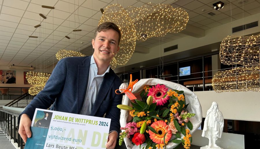 Lars Beute winnaar Johan de Witt prijs 2024 - innovatieve brug tussen econometrie en actuariaat bekroond