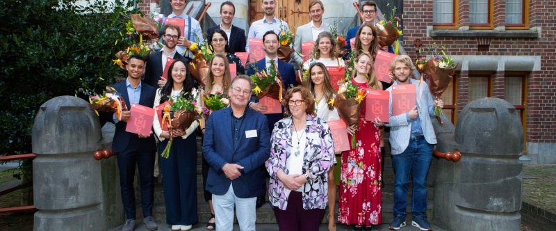 Coördinator Personal Leadership Rob van Meurs en Programmadirecteur Angela van Heerwaarden met de afgestudeerden 